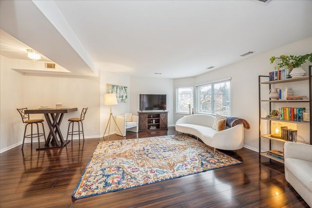 6425 Clarendon Hills Road 211, Willowbrook, IL 60527