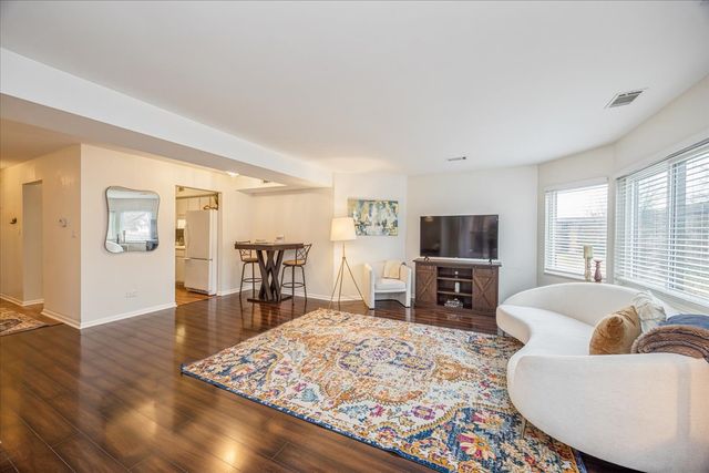 6425 Clarendon Hills Road 211, Willowbrook, IL 60527