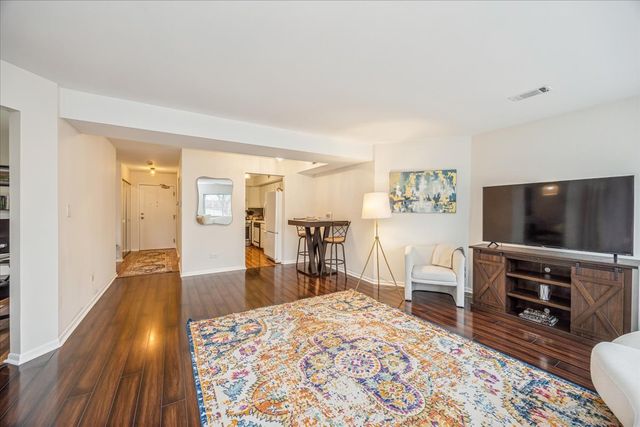 6425 Clarendon Hills Road 211, Willowbrook, IL 60527