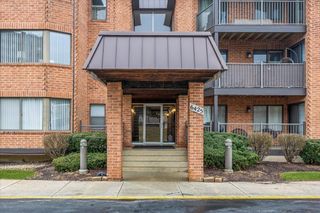 6425 Clarendon Hills Road 211, Willowbrook, IL 60527