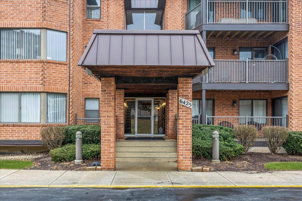 6425 Clarendon Hills Road 211, Willowbrook, IL 60527