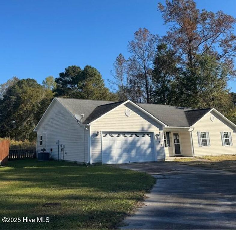 308 Big Tree Lane, Chinquapin, NC 28521