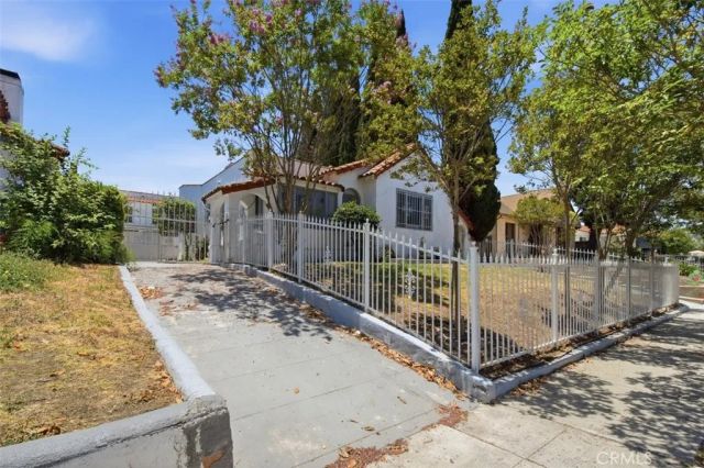 2136 W 75th Street, Los Angeles, CA 90047