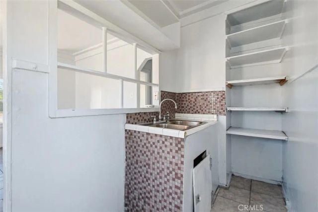 2136 W 75th Street, Los Angeles, CA 90047