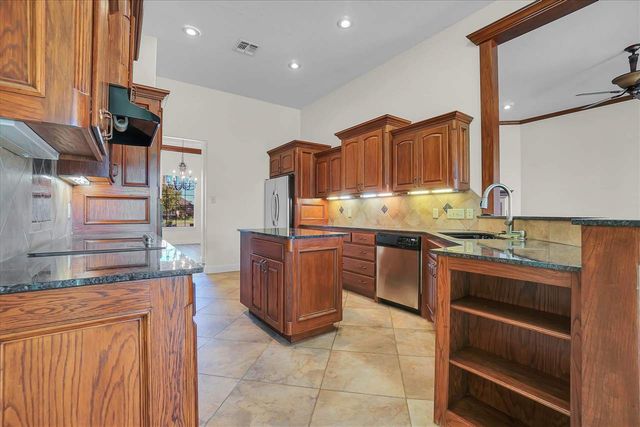 6 NW Lakewood Dr, Lawton, OK 73505