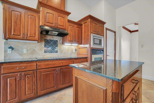 6 NW Lakewood Dr, Lawton, OK 73505