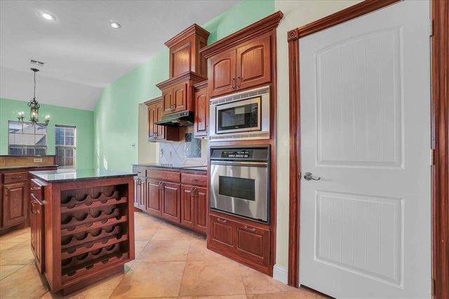 6 NW Lakewood Dr, Lawton, OK 73505