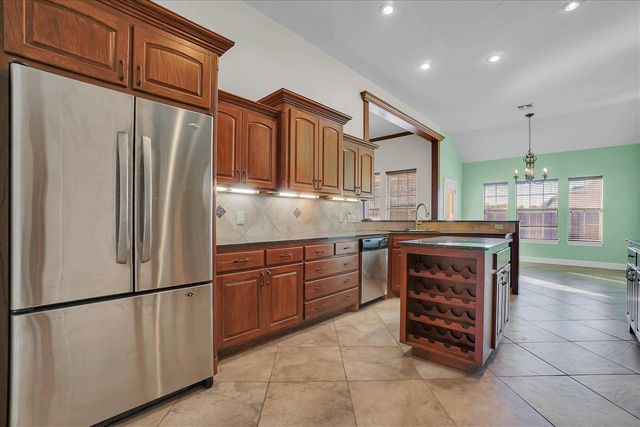 6 NW Lakewood Dr, Lawton, OK 73505