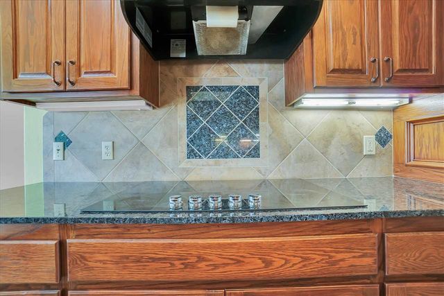 6 NW Lakewood Dr, Lawton, OK 73505