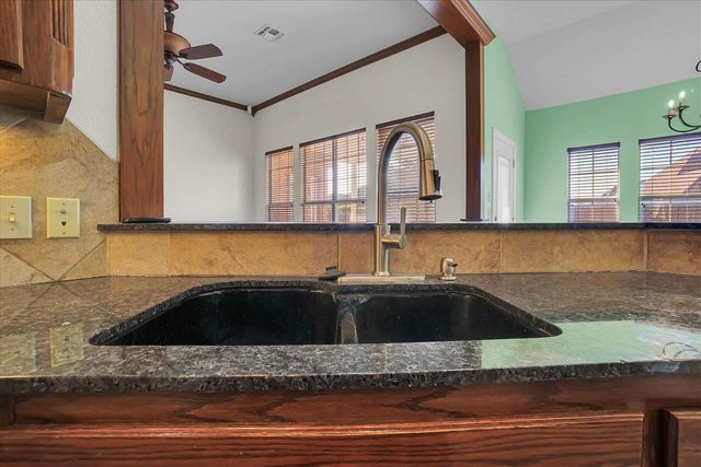 6 NW Lakewood Dr, Lawton, OK 73505