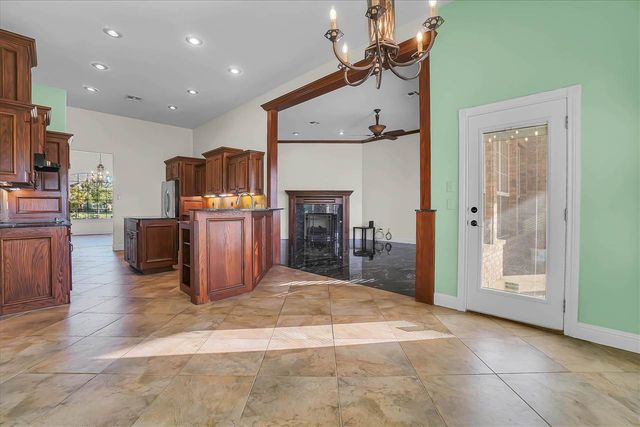 6 NW Lakewood Dr, Lawton, OK 73505