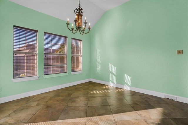 6 NW Lakewood Dr, Lawton, OK 73505