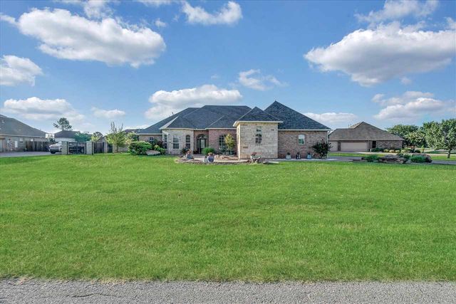 6 NW Lakewood Dr, Lawton, OK 73505