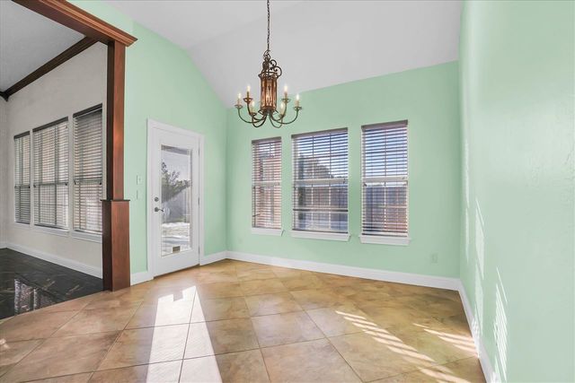 6 NW Lakewood Dr, Lawton, OK 73505