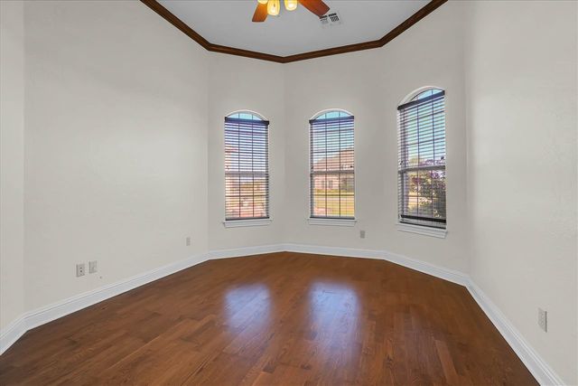 6 NW Lakewood Dr, Lawton, OK 73505