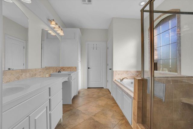 6 NW Lakewood Dr, Lawton, OK 73505