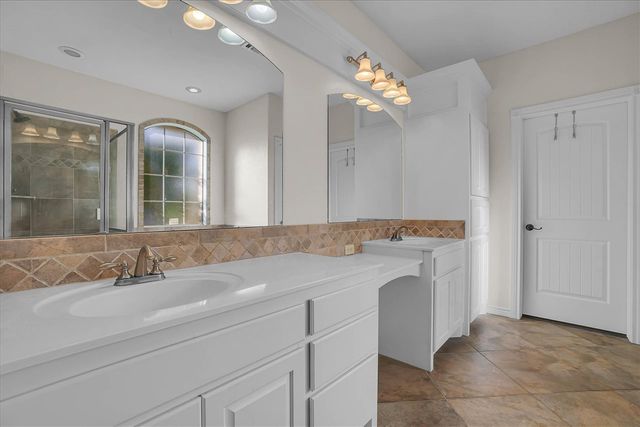 6 NW Lakewood Dr, Lawton, OK 73505