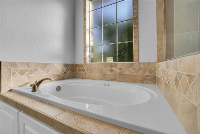 6 NW Lakewood Dr, Lawton, OK 73505