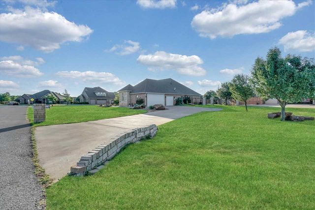 6 NW Lakewood Dr, Lawton, OK 73505