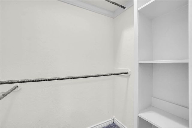 6 NW Lakewood Dr, Lawton, OK 73505