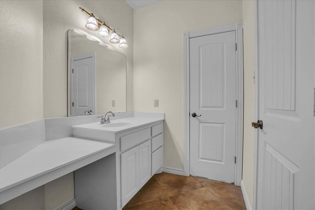 6 NW Lakewood Dr, Lawton, OK 73505