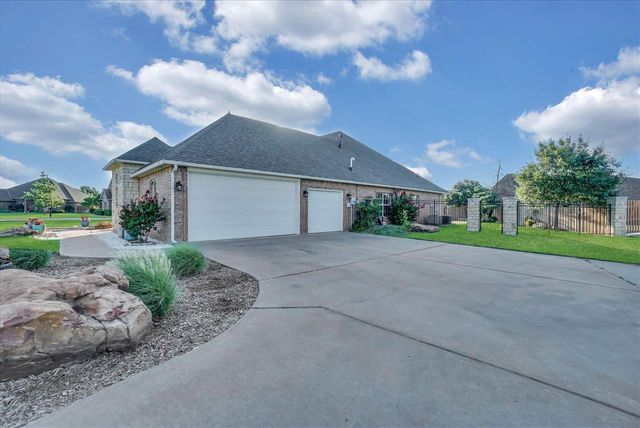 6 NW Lakewood Dr, Lawton, OK 73505