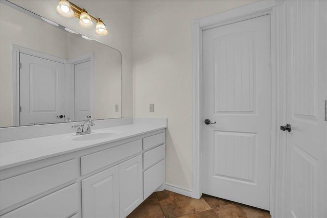 6 NW Lakewood Dr, Lawton, OK 73505