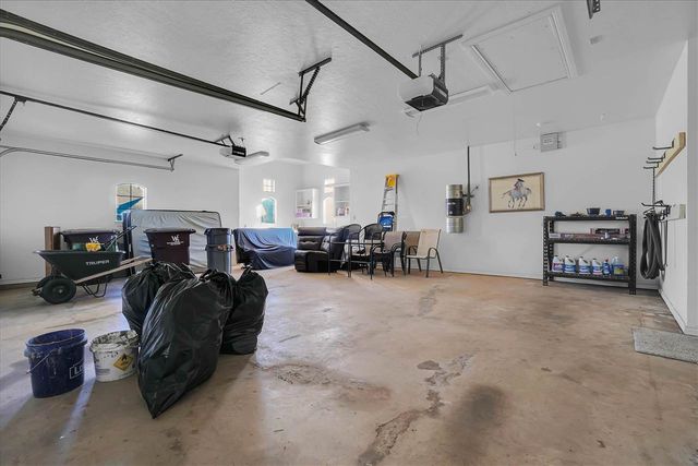 6 NW Lakewood Dr, Lawton, OK 73505