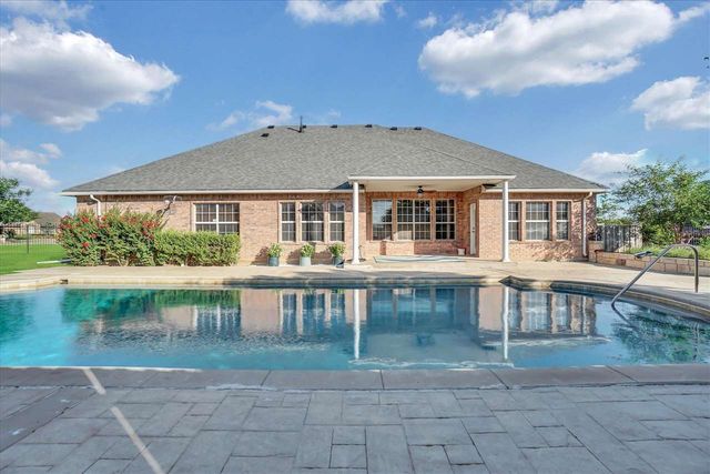 6 NW Lakewood Dr, Lawton, OK 73505