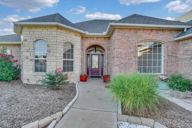 6 NW Lakewood Dr, Lawton, OK 73505