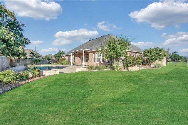 6 NW Lakewood Dr, Lawton, OK 73505