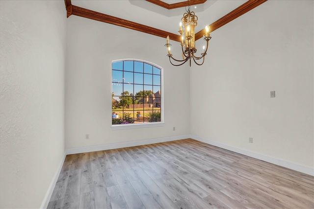 6 NW Lakewood Dr, Lawton, OK 73505