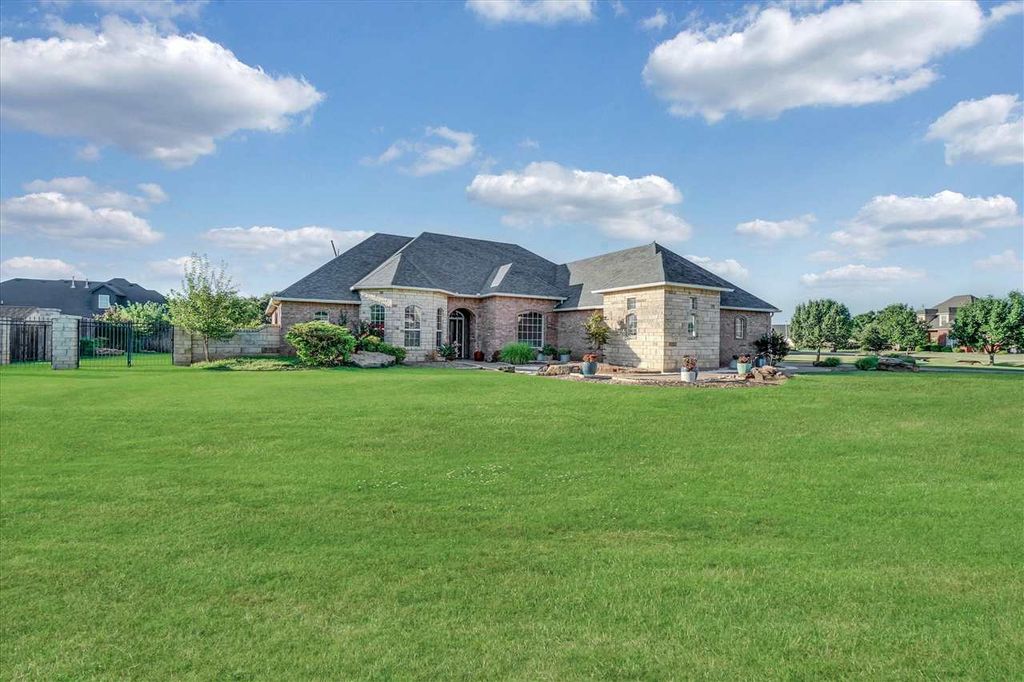 6 NW Lakewood Dr, Lawton, OK 73505