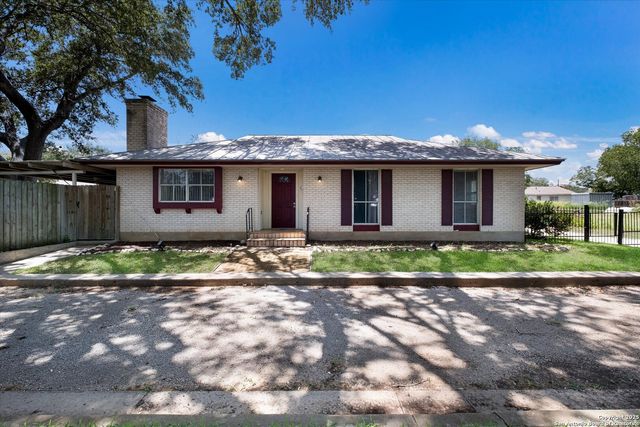 1305 G St., Floresville, TX 78114