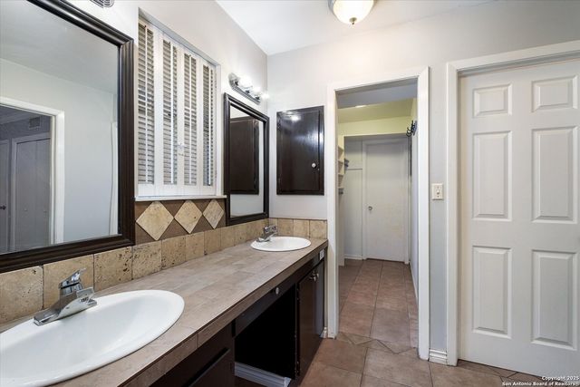 1305 G St., Floresville, TX 78114