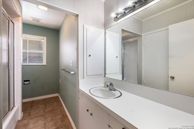 1305 G St., Floresville, TX 78114