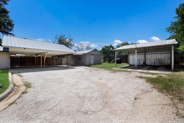 1305 G St., Floresville, TX 78114
