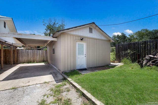 1305 G St., Floresville, TX 78114