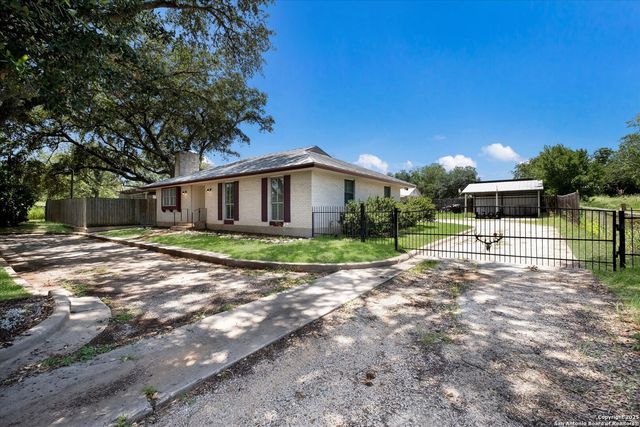 1305 G St., Floresville, TX 78114