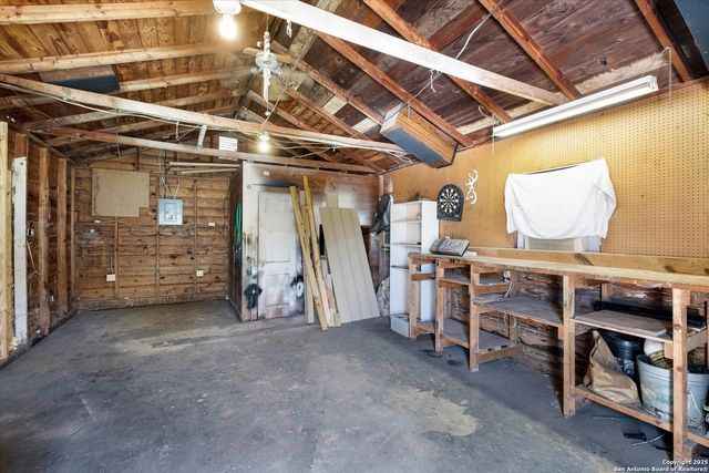 1305 G St., Floresville, TX 78114