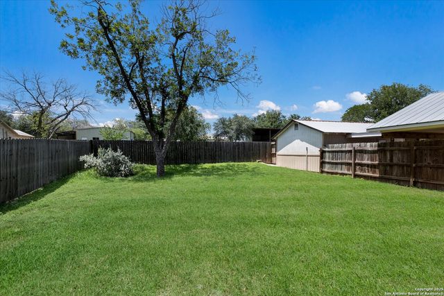 1305 G St., Floresville, TX 78114