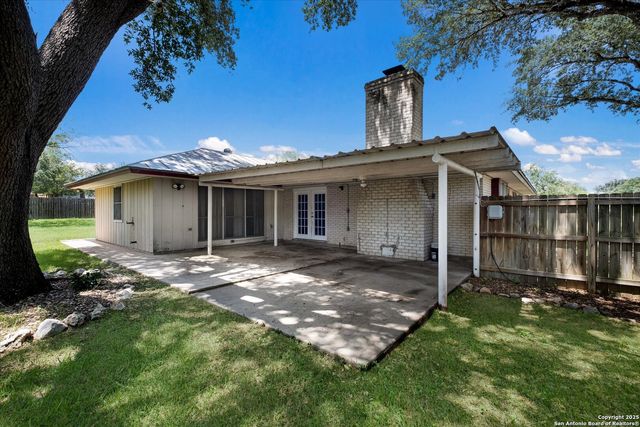 1305 G St., Floresville, TX 78114