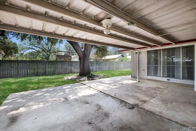 1305 G St., Floresville, TX 78114