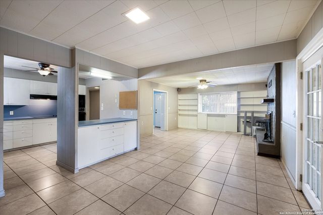 1305 G St., Floresville, TX 78114