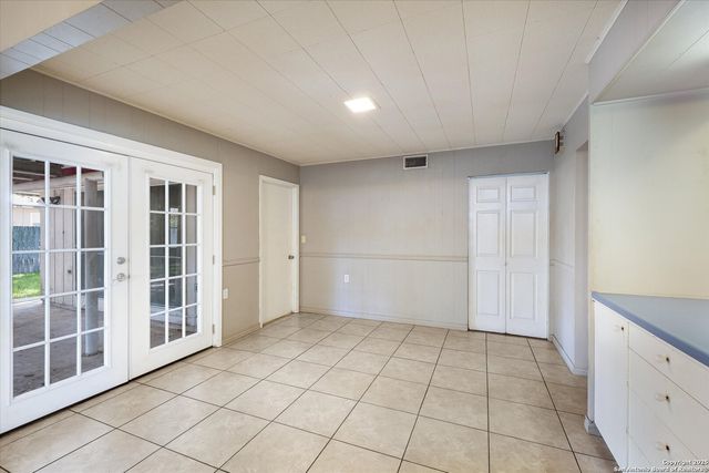 1305 G St., Floresville, TX 78114