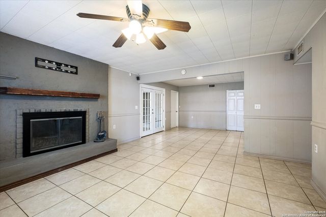1305 G St., Floresville, TX 78114