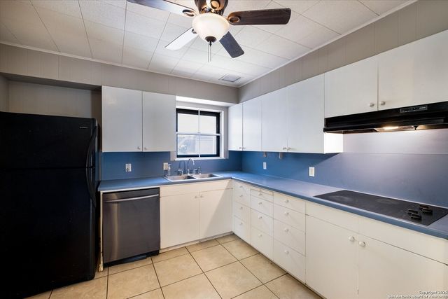 1305 G St., Floresville, TX 78114