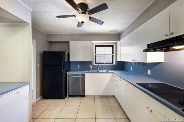 1305 G St., Floresville, TX 78114