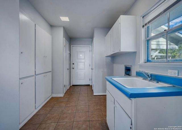 1305 G St., Floresville, TX 78114