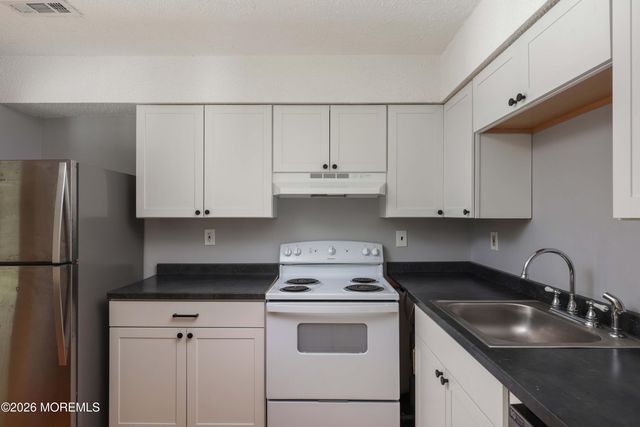 10 Newport Court B20, Brick, NJ 08724